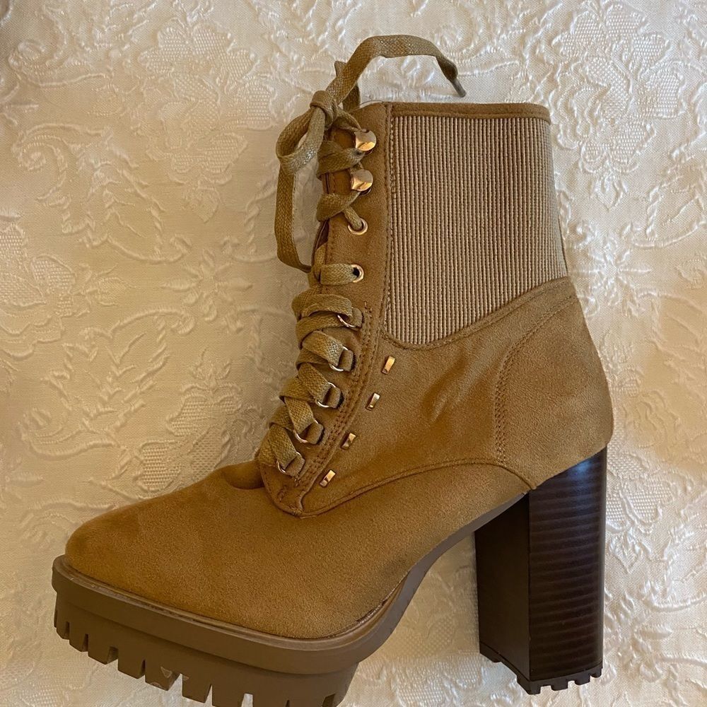 🛍Women’s Wild Diva shoes Tan Chunky Heels Sizes: 8.5 💥 - Picture 2 of 6